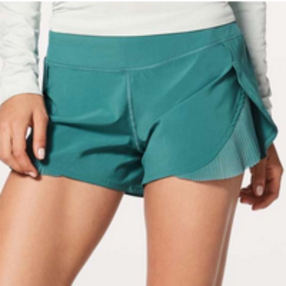 Lululemon play off the pleat shorts - Picture 2 of 9